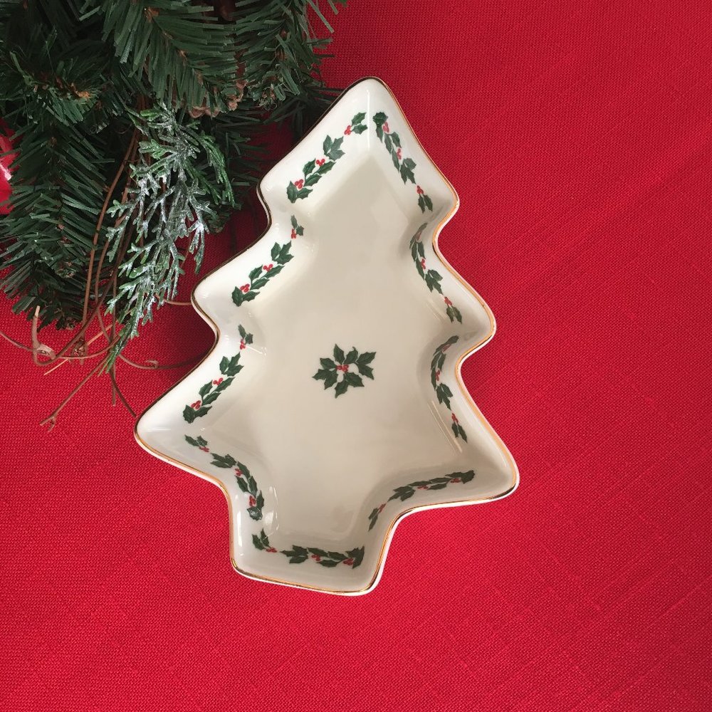 Christmas Tree Dish Holly and Berries Design Living Quarters